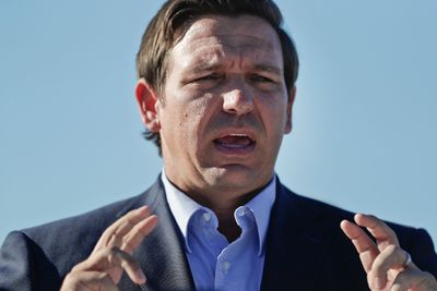 Floridas guvernør Ron DeSantis sier russiske hackere angrep valgsystem i to fylker i delstaten i forkant av presidentvalget i 2016.