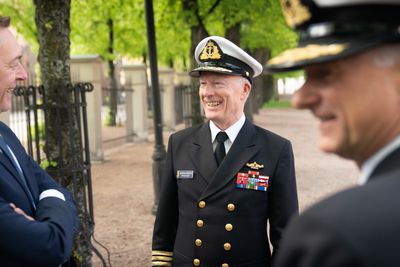 Forsvarsminister Frank Bakke-Jensen (f.v.) og forsvarssjef Haakon Bruun-Hanssen diskuterer tilstandsrapporten for KNM Helge Ingstad onsdag 15. mai. I forgrunnen er Thomas Wedervang, sjef for maritime kapasiteter i Forsvarsmateriell.