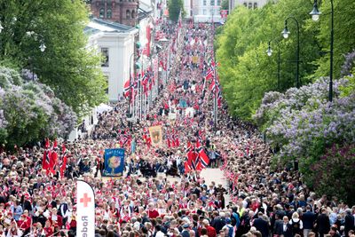 Barnetoget går oppover Karl Johans gate i Oslo sentrum 17. mai. Det er ingen som har søkt om å få bruke droner i Oslo sentrum på årets nasjonaldag, ifølge Luftfartstilsynet.