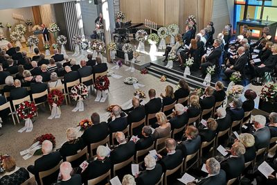 En fullsatt Son kulturkirke fulgte bisettelsen av Terje Moe Gustavsen.