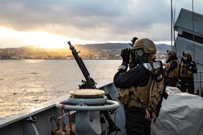 Artillerister om bord KNM Helge Ingstad under Nato-øvelsen Trident Juncture 2018. Det var på vei tilbake fra øvelsen at fregatten kolliderte og sank.