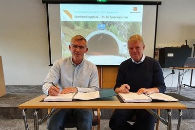 FV. prosjektleder Stig Berg-Thomassen i Vegvesenet og daglig leder Per Ivar Magnushommen i Skorve Anlegg, som signerte kontrakten i dag.