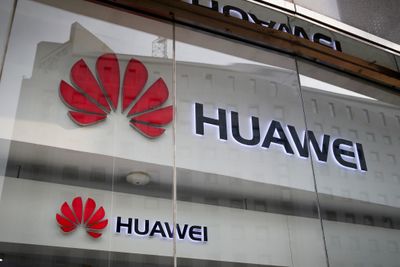 Forbudet mot å eksportere amerikansk teknologi til Huawei er utsatt for å tillate programvareoppdateringer og andre juridiske forpliktelser.