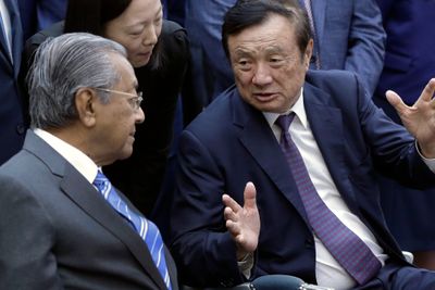 Huawei grunnlegger Ren Zhengfei (til høyre) i samtale med Malaysias statsminister Mahathir Mohamad om det kommende 5g-nettverket i april.