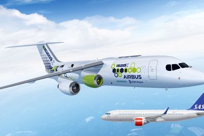 SAS, her representert ved A320 Neo, og Airbus, representert ved E-Fan X, går sammen om å forske på hybridelektriske og elektriske fly. (Montasje)