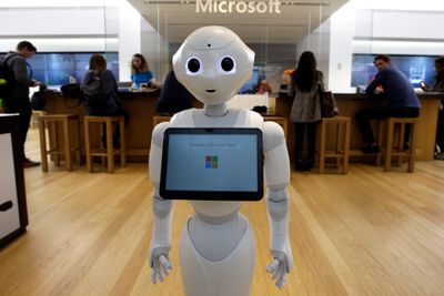 Kun én av fem offentlige virksomheter har tatt i bruk kunstig intelligens i utviklingen av digitale tjenester, viser en fersk undersøkelse fra IKT-Norge. Bildet viser et eksemplar av den selvlærende roboten «Pepper» i en Microsoft-butikk i Boston i USA.