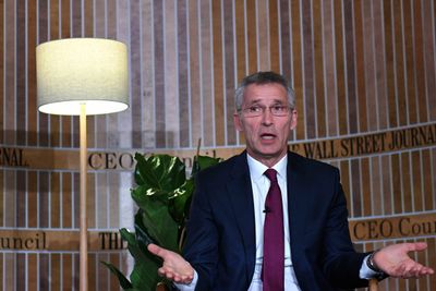 NATOs generalsekretær Jens Stoltenberg løfter fram cyber som et viktig satsingsområde for de allierte. Bildet er fra et møte med Wall Street Journal i London 14. mai. 