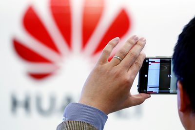 Panasonic avviser at selskapet skal sanksjonere Huawei. Men flere andre selskaper, herunder japanske mobiloperatører, har endret sin tilnærming til Huawei eller selskapets produkter.