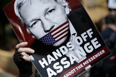 Ved at amerikanske myndigheter tiltaler Assange for brudd på spionasjeloven, avviser de hans egen forklaring om at han handlet som journalist da WikiLeaks offentliggjorde hundretusener av hemmeligstemplede amerikanske dokumenter.