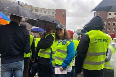 NITO og Akademikerne ønsker å ramme politikerne i Oslo rådhus med streiken. Advokat Beate Dagslet foran.