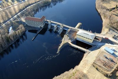 Forshuvud-kraftverket i Dalarna har fått 5 MW batterier til å stabilisere effekten og dermed vannstanden. Batteriene og transformatorene kan ses til høyre, der de dekker et 150 kvadratmeter stort område.