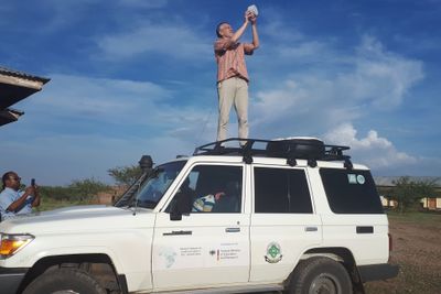 Er det dekning her? UiO-professor Josef Noll måler bredbåndsdekningen i rurale områder i Tanzania. I høringsuttalelsen trekkes erfaringene fra bygging av billige nett i utviklingsland fram som ett av mange områder Norge kan utvikle kompetanse på.