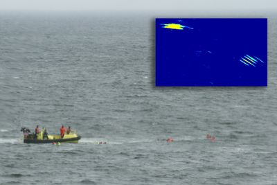 Elektronisk radar: Radarbildene over viser tydelig de fem personene i vannet, samt lettbåten på bildet.