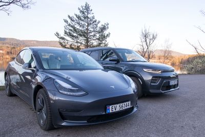 Tesla Model 3 ligger hakket foran de andre elbilene i statistikken over nye biler solgt i mai.