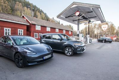 Tesla Model 3 og Kia e-Soul avbildet på Eidsfoss i Vestfold og Telemark. Utenfor storbyenes pendlerkommuner er fortsatt elbiler ganske sjeldne innslag.