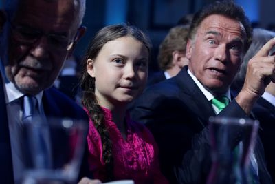 Den østerrikske presidenten Alexander van der Bellen (t.v.) er praktisk talt i skyggen av klimaaktivist Greta Thunberg og tidligere California-guvernør Arnold Schwarzenegger (rep.)  på verdenskonferanse i Wien i slutten av mai. 