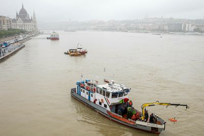 Redningsfartøy ved Margaret-brua på Donau, der skipsvraket er blitt funnet.