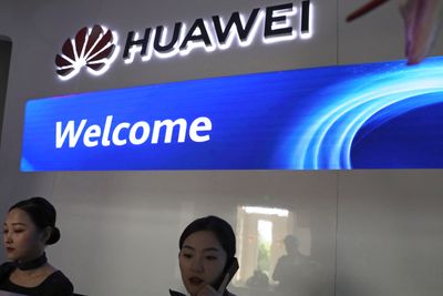 Ledelsen ved hovedkvarteret til Huawei i Beijing sender hjem amerikanske ansatte og avlyser møter med amerikanske statsborgere. 