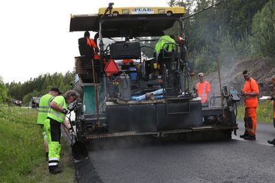 Peab har levert laveste tilbud på en asfaltjobb i Trøndelag. På bildet asfalterer selskapet vei et annet sted i landet.