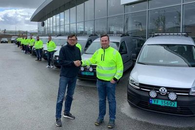 Markeds- og økonomisjef i Total Trafikkhjelp AS, Tobias Vang Sivertsen (til høyre), da de hentet ti nye Caddyer hos Volkswagenforhandleren Sulland AS i Bodø.