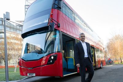 Nels nye partner, Wrightbus, har blant annet levert hydrogenbusser til London. Her er det Londons ordfører Sadiq Khan, som er fotografert foran en av selskapets britiske hydrogenbusser.