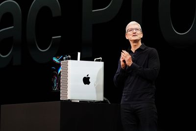 Apple-sjef Tim Cook viser frem nye Mac Pro på scenen.