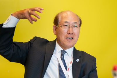 Kitack Lim fra Sør-Korea har vært generalsekretær i IMO fra 1. januar 2016. Syv kandidater kjemper om å overta stillingen, som Norges Rederiforbund anser for å være svært viktig for internasjonal skipsfart framover.