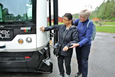 Døvblinde Rachada Chotsuk bruker hendene til å bli kjent med bussen før hun går ombord. Her får hun hjelp av Inger Svendsen.  