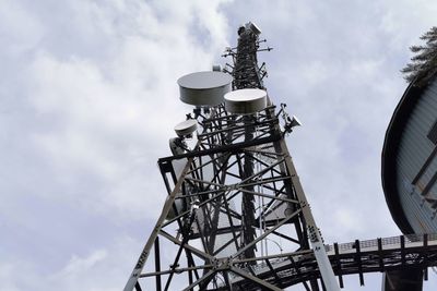 5G er i større grad enn tidligere mobilnett interessant for industrielle formål. Da blir det et spørsmål om slike nett skal være helt separat fra offentlige mobilnett, bygges som virtuelle nett i offentlig infrastruktur – eller begge deler. 