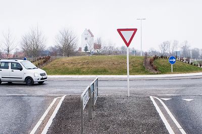 Rundkjøringer med sentraløyer som hindrer sikten, får bilistene til å senke farten, mener danske Vejdirektoratet.