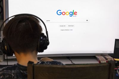 En ny studie konkluderer med at Google tjener milliarder på nyhetsnettsteder.