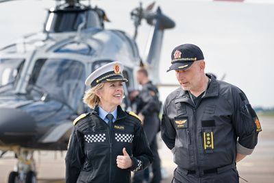 Politidirektør Benedicte Bjørnland etter sin første tur med det nye politihelikopteret. Her i samtale med sjef for Politiets helikoptertjeneste, Freddy Rotseth.