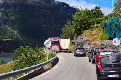 Mange er ute og kjører på ukjente veistrekninger om sommeren. Som her, ved Ullensvang langs Hardangerfjorden 22. juni ifjor.