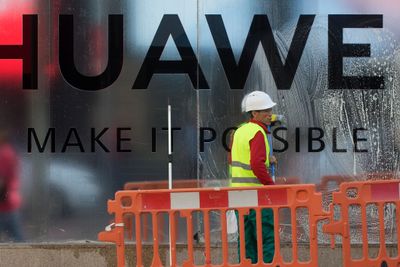 Det kinesiske selskapet Huawei har slitt etter å ha blitt svartelistet av USA. USAs utenriksminister Mike Pompeo har også truet med å nekte å dele etterretningsinformasjon med allierte som bruker Huawei-teknologi. 