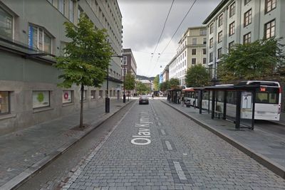 Olav Kyrresgate ble rustet opp tidlig på 1990-tallet. Nå skal en av Bergens mest travle kollektivtrafikk-gater få bedre tilgjengelighet for passasjerer og myke trafikanter.