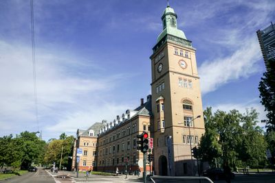 Oslo universitetssykehus Ullevål og deres advokater mener feil ved installasjonen av et sprinkleranlegger årsaken til en vannlekkasje.