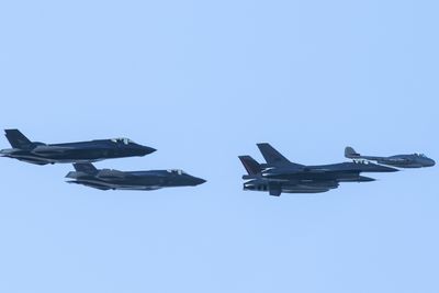 To F-35 bakerst, to F-16 i midten og et de Havilland Vampire, Luftforsvarets første jetjager, over Bodø 25. mai.
