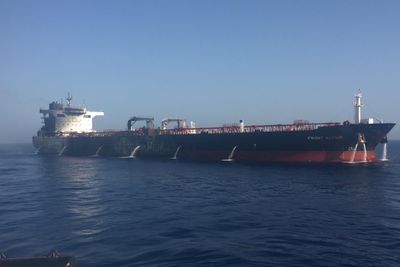 Flammene er borte: Tankskipet Front Altair under slukningsarbeidet i  Omanbukta. Oljetankeren som er eid av John Fredriksens rederi Frontline ble satt i brann i Omanbukta etter et angivelig angrep.
Foto: Frontline Handout / NTB scanpix