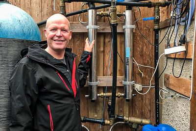 Roald Pettersen har 35 års erfaring med å gjøre drikkevann sikkert. Her er han på en jobb for å vedlikeholde renseanlegget til over hundre hytter som deler på vannforsyning, og hvor UV-behanlig er en viktig komponent for å sterilisere vannet.