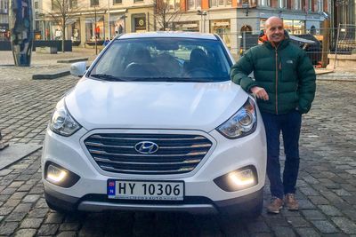 Tomas Fiksdal er en av få private som har kjøpt hydrogenbil. Nå kan han ikke bruke Hyundaien sin.