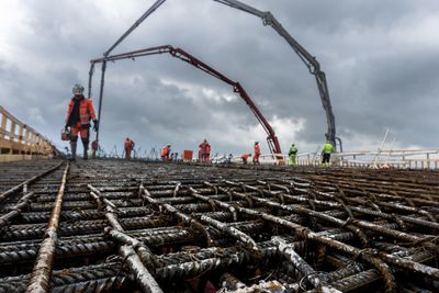 Totalt 170 tonn armeringstål gikk med til dekket på brua. 