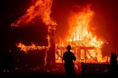 Brann i Paradise, California i 2018. 85 mennesker døde og 13.000 boliger brant etter at falne strømkabler antente voldsomme skogbranner i California i 2018. Nå har det konkursrammede strømselskapet PG & E inngått forlik med kommunene som ble rammet da og i tilsvarende branner i 2015 og 2017.