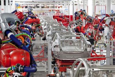 Tesla har hatt suksess, men de tyske bilprodusentene tråkker på bremsen når det kommer til elbiler. Over ser du Teslas Model 3 på samlebåndet.