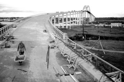 Her legges siste hånd på verket et par dager før åpningen av Karmsund bru i 1955.