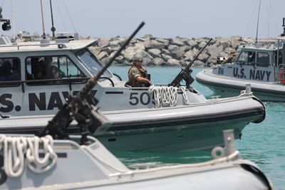 Marinebåter ved en amerikansk militærbase i De forente arabiske emirater, rundt ti mil fra kysten av Iran. USA gjennomførte et dataangrep mot Iran for få dager siden, ifølge amerikanske medier.