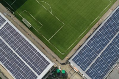 Det er installert 5700 kvadratmeter solcellepanel på Skagerak arena.