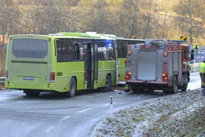Frontkollisjonen mellom to busser skjedde ved Nafstad, sørøst for Borgen i Ullensaker kommune, fredag 17. november 2017.
