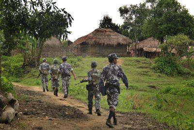 Grensepoliti i delstaten Rakhine i Myanmar i 2017. Politifolkene tok journalister med til en landsby hvor de mente muslimske terrorister opererte. I dag kjemper regjeringsstyrker i Rakhine mot opprørere som ønsker mer selvstyre for en lokal buddhistisk folkegruppe.