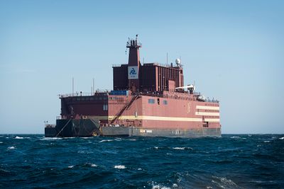 Det flytende russiske atomkraftverket Akademik Lomonosov, under transport utenfor kysten av Norge i 2018.