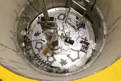 Reaktoren: Et sjeldent bilde av reaktorens innside hvor den danske ekspertgruppen har fått montert roboten i sentrum av reaktoren. Den automatiserte ultralydundersøkelsen avdekket store korrosjonsskader.